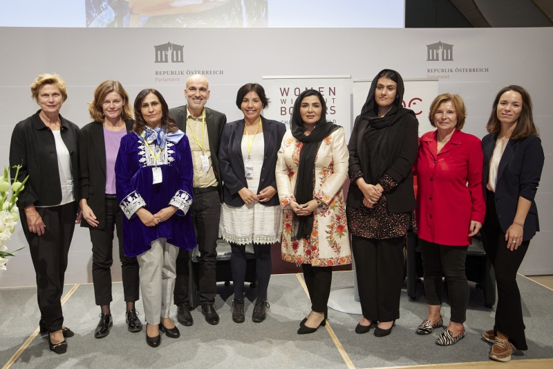 Von links: Parlamentsvizedirektorin Susanne Janistyn-Novák, Direktorin Vienna Institute for International Dialogue and Cooperation Sybille Straubinger, Botschafterin der Islamischen Republik Afghanistan in Österreich Maniza Bakhtari, Michael Fanizadeh Projektkoordinator, Vienna Institute for International Dialogue and Cooperation, Gründerin des afghanischen Vereins Fivestones  Masomah Regl , Direktorin Voice of Women Organisation Afghanistan Suraya Pakzad, Husna Jalal Frauenrechtsaktivistin, Afghanistan, Edit Schlaffer Vorsitzende Women without Borders, Executive Director Women without Borders Laura Kropiunigg