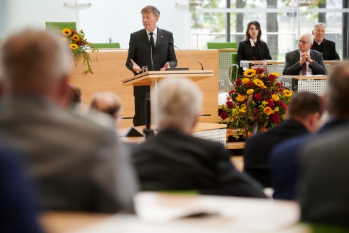 Am Rednerpult der sächsiche Landtagspräsident Matthias Rößler am Wort