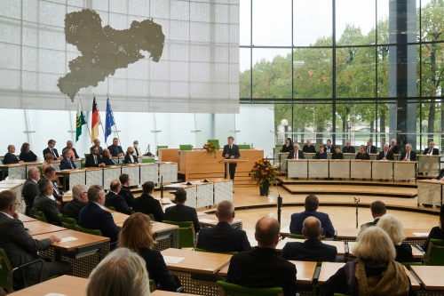 Am Rednerpult der sächsiche Landtagspräsident Matthias Rößler am Wort