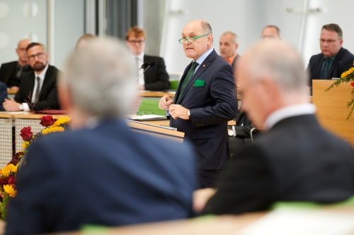 Nationalratspräsident Wolfgang Sobotka (ÖVP) am Rednerpult des Sächsischen Landtags