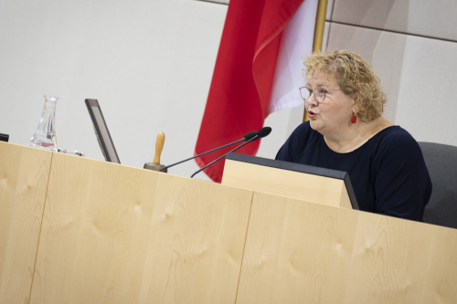 Vorsitzfürhugn durch Bundesratspräsidentin Korinna Schumann (SPÖ) am Präsidium