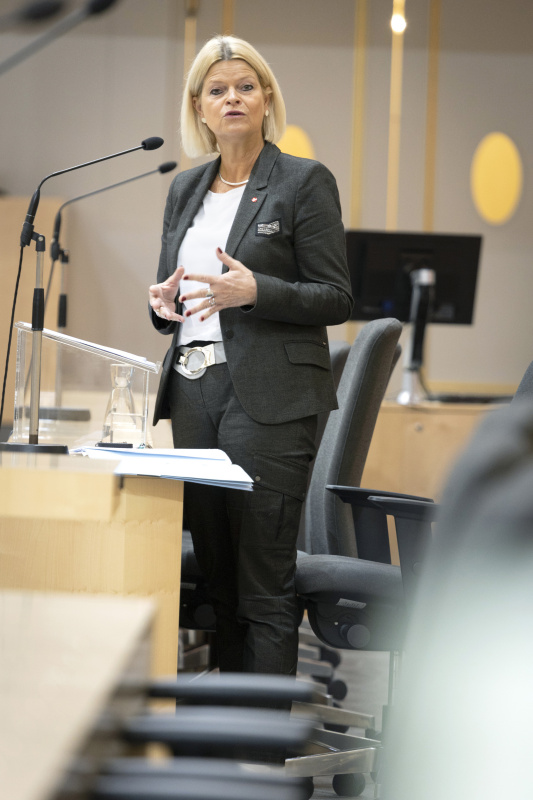 Auf der Regierungsbank Verteidigungsministerin Klaudia Tanner (ÖVP) bei ihrer Wortmeldung