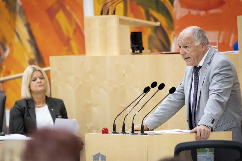 Am Rednerpult Bundesrat Ingo Appé (SPÖ), auf der Regierungsbank Verteidigungsministerin Klaudia