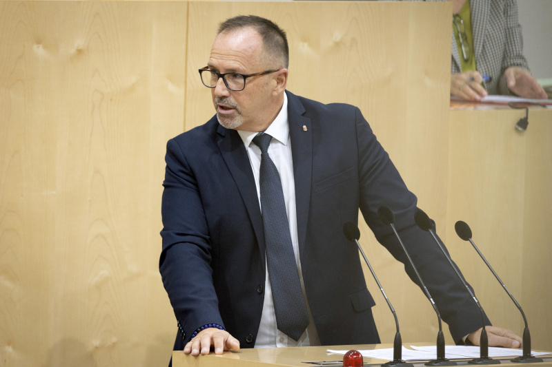 Am Rednerpult Bundesrat Günter Pröller (FPÖ)