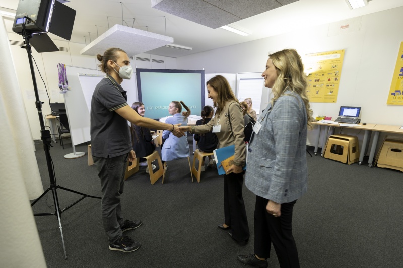 Begrüßung der Teilnehmer:Innen in der Demokratiewerkstatt