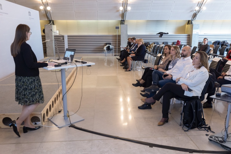Präsentation der Demokratiewerkstatt durch Simone Jordan. Blick Richtung Teilnehmer:innen