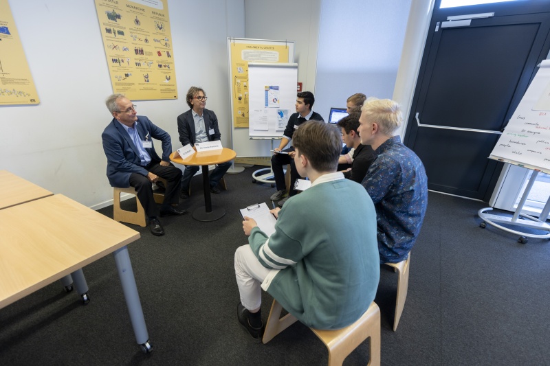 Workshop in der Demokratiewerkstatt. Teilnehmer:Innen im Gespräch mit den Schüler:innen