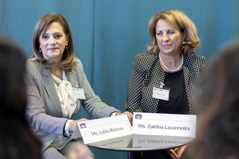 Workshop in der Demokratiewerkstatt. Teilnehmer:Innen im Gespräch mit den Schüler:innen