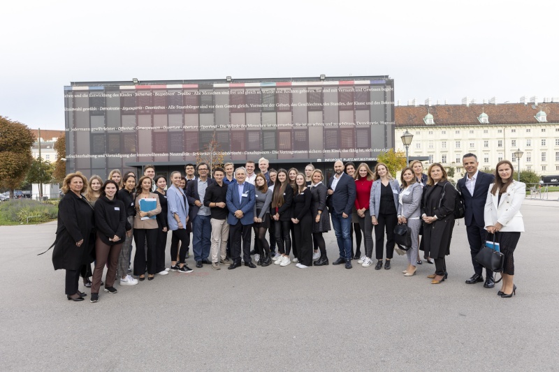 Gruppenfoto mit allen Teilnehmer:Innen