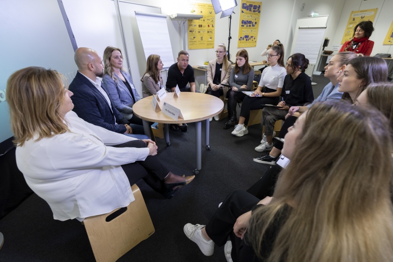 Workshop in der Demokratiewerkstatt. Teilnehmer:Innen im Gespräch mit den Schüler:innen