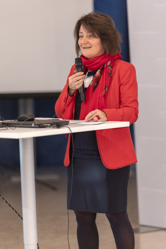 Begrüßung der Teilnehmer:innen durch Moderatorin Monika Mott