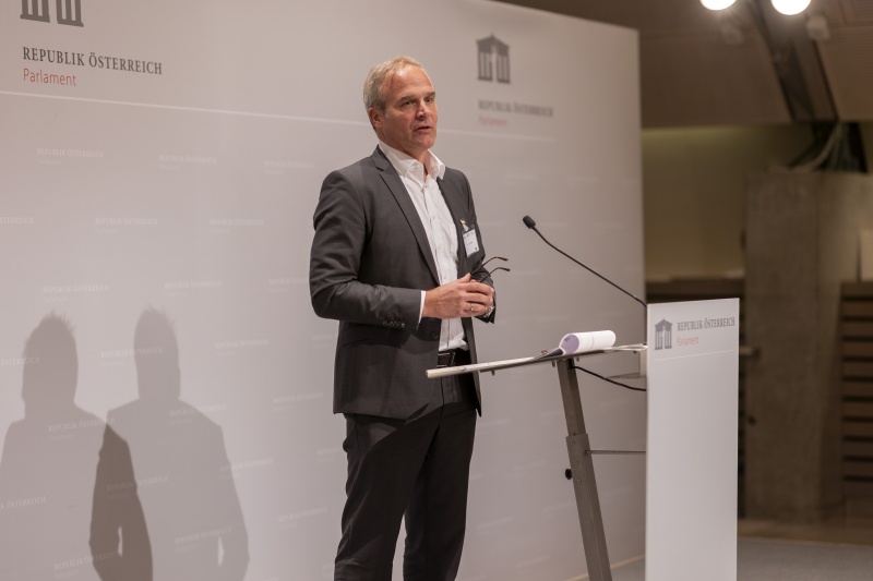 Am Rednerpult: Thomas Mayr mit abschließenden Worten...