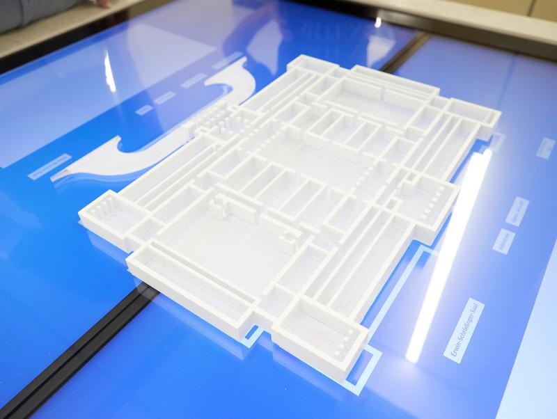 Verkleben des Umrissmodells auf den Infoterminal