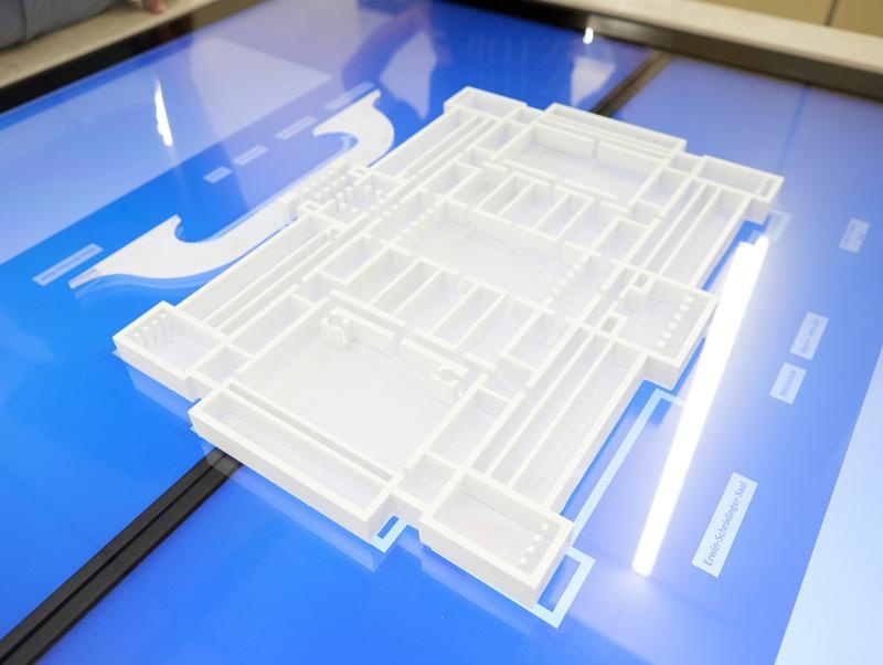 Verkleben des Umrissmodells auf den Infoterminal