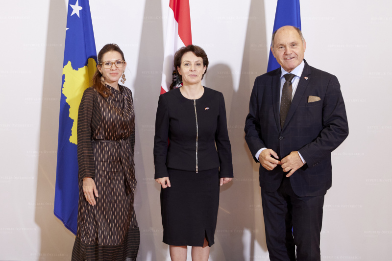 Fahnenfoto. Von rechts Nationalratspräsident Wolfgang Sobotka (ÖVP), Stellvertretende Premierministerin und Außenministerin der Republik Kosovo Donika Gërvalla-Schwarz, Nationalratsabgeordnete Carmen Jeitler-Cincelli (ÖVP)