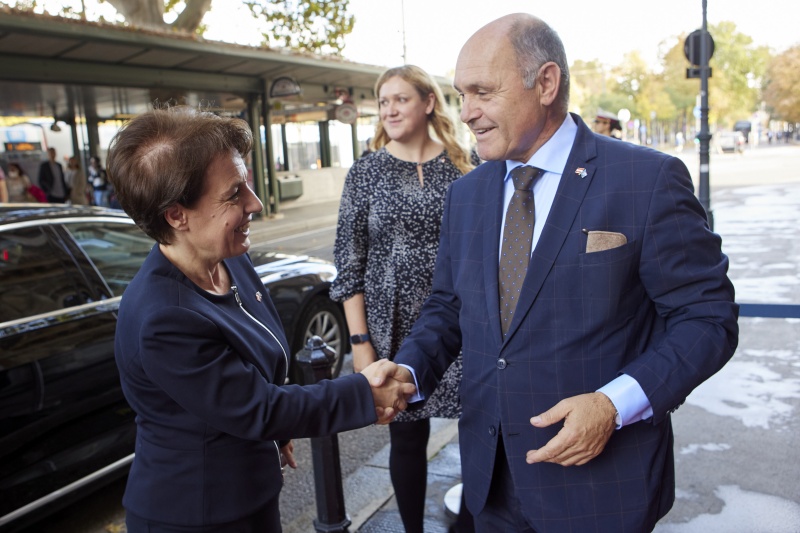 Begrüßung. Von rechts Nationalratspräsident Wolfgang Sobotka (ÖVP), Stellvertretende Premierministerin und Außenministerin der Republik Kosovo Donika Gërvalla-Schwarz