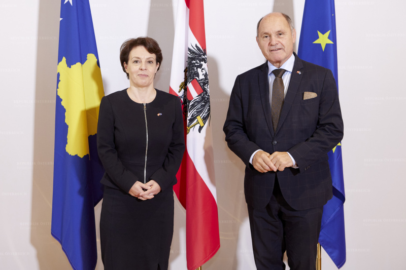 Fahnenfoto. Von rechts Nationalratspräsident Wolfgang Sobotka (ÖVP), Stellvertretende Premierministerin und Außenministerin der Republik Kosovo Donika Gërvalla-Schwarz