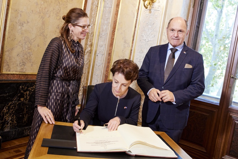 Eintrag in das Gästebuch. Von rechts Nationalratspräsident Wolfgang Sobotka (ÖVP), Stellvertretende Premierministerin und Außenministerin der Republik Kosovo Donika Gërvalla-Schwarz, Nationalratsabgeordnete Carmen Jeitler-Cincelli (ÖVP)