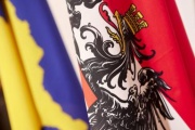 Von rechts: Fahne von Kosovo, Fahne von Österreich