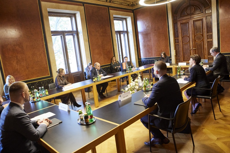 Aussprache. Linke Tischhälfte Österreichische Delegation unter Vorsitz von Nationalratspräsident Wolfgang Sobotka (ÖVP) (3. von links), rechte Tischhälfte Delegation aus Kosovo unter Vorsitz von Stellvertretende Premierministerin und Außenministerin der Republik Kosovo Donika Gërvalla-Schwarz (2. von rechts)