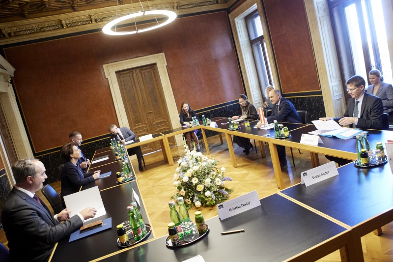 Aussprache. Rechte Tischhälfte Österreichische Delegation unter Vorsitz von Nationalratspräsident Wolfgang Sobotka (ÖVP) (2. rechts). Linke Tischhälfte Delegation aus Kosovo unter Vorsitz von Stellvertretende Premierministerin und Außenministerin der Republik Kosovo Donika Gërvalla-Schwarz (links)