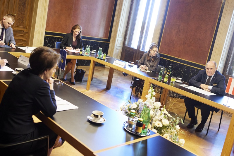 Aussprache. Rechte Tischhälfte Österreichische Delegation unter Vorsitz von Nationalratspräsident Wolfgang Sobotka (ÖVP) (rechts). Linke Tischhälfte Delegation aus Kosovo unter Vorsitz von Stellvertretende Premierministerin und Außenministerin der Republik Kosovo Donika Gërvalla-Schwarz (links)