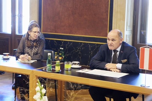Von rechts: Nationalratspräsident Wolfgang Sobotka (ÖVP) und Nationalratsabgeordnete Carmen Jeitler-Cincelli (ÖVP) während der Aussprache