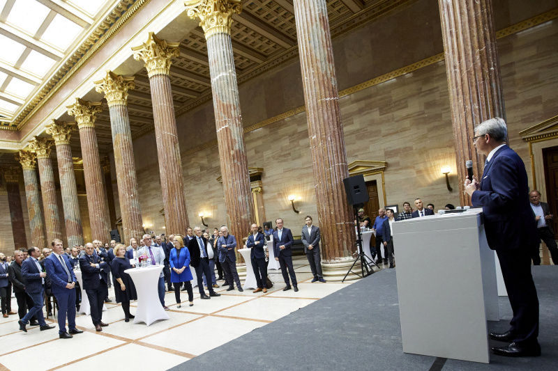 Eröffnungsworte von Parlamentsvizedirektor Alexis Wintoniak. Blick Richtung Veranstaltungsteilnehmer:innen