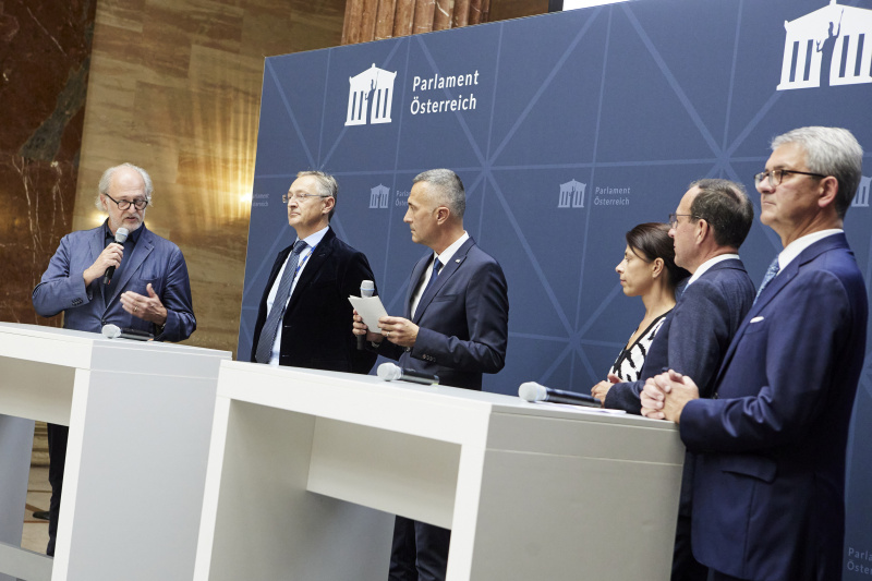 Moderiertes Gespräch. Von links: András Pálffy - Jabornegg & Pálffy Architekten, Robert Wendl - Werner Consult - Wendl ZT GesmbH, Sprecher der Parlamentsdirektion Karl-Heinz Grundböck, Lucia Malfet - BIG, Geschäftsführer Bundesimmobiliengesellschaft m.b.H Wolfgang Gleissner, Parlamentsvizedirektor Alexis Wintoniak