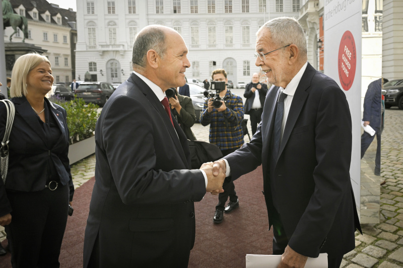 Von links: Nationalratspräsident Wolfgang Sobotka (ÖVP) begrüßt Bundespräsident Alexander Van der Bellen