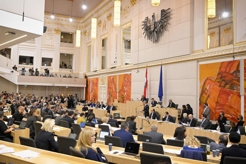 Budgetrede von Finanzminister Magnus Brunner (ÖVP). Blick Richtung Sitzungsteilnehmer:innen