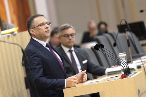 Klubobmann August Wöginger (ÖVP) am  Rednerpult, auf der Regierungsbank Finanzminister Magnus Brunner (ÖVP)