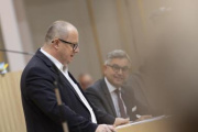Nationalratsabgeordneter Hubert Fuchs (FPÖ) am Rednerpult, auf der Regierungsbank Finanzminister Magnus Brunner (ÖVP)