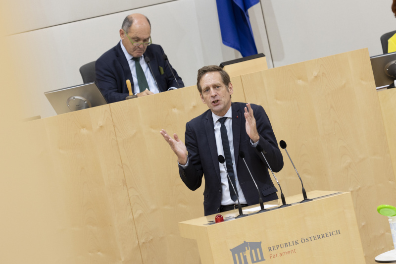 Nationalratspräsident Wolfgang Sobotka (ÖVP) am Präsidium, Nationalratsabgeordneter Kai Jan Krainer (SPÖ) am Rednerpult