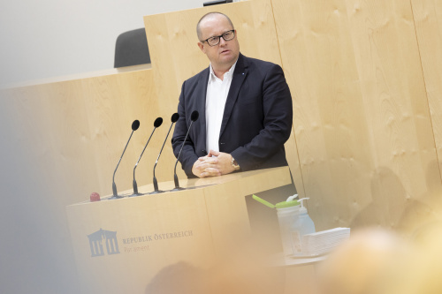 Nationalratsabgeordneter Hubert Fuchs (FPÖ) am Rednerpult