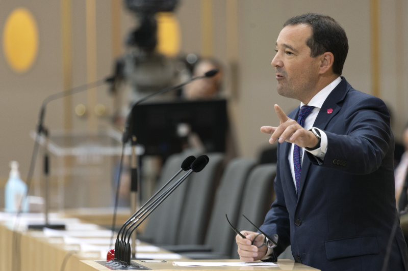 Nationalratsabgeordneter Gerald Loacker (NEOS) am Rednerpult