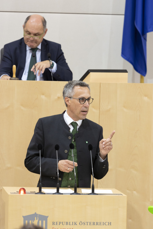 Nationalratspräsident Wolfgang Sobotka (ÖVP) am Präsidium, Nationalratsabgeordneter Georg Strasser (ÖVP) am Rednerpult