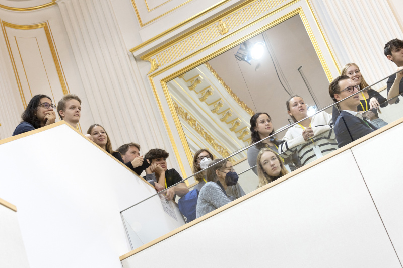 Schüler:innen auf der Besucher:innengalerie