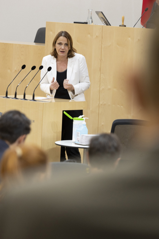 Nationalratsabgeordnete Dagmar Belakowitsch (FPÖ) am Rednerpult