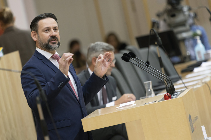 Nationalratsabgeordneter Friedrich Ofenauer (ÖVP) am Rednerpult, auf der Regierungsbank Finanzminister Magnus Brunner (ÖVP)