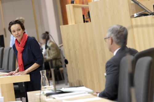 Nationalratsabgeordnete Martina Künsberg Sarre (NEOS) am Rednerpult, auf der Regierungsbank Finanzminister Magnus Brunner (ÖVP)