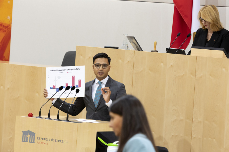 Am Präsidium Zweite Nationalratspräsidentin Doris Bures (SPÖ), Nationalratsabgeordneter Yannik Shetty (NEOS) am Rednerpult.