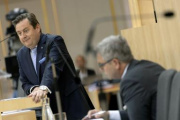 Nationalratsabgeordneter Kurt Egger (ÖVP) am Rednerpult, auf der Regierungsbank Finanzminister Magnus Brunner (ÖVP)