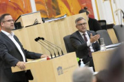 Nationalratsabgeordneter Christian Hafenecker (FPÖ) am Rednerpult, auf der Regierungsbank Finanzminister Magnus Brunner (ÖVP)