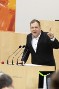 Nationalratsabgeordneter Philip Kucher (SPÖ) am Rednerpult