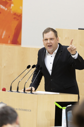 Nationalratsabgeordneter Philip Kucher (SPÖ) am Rednerpult