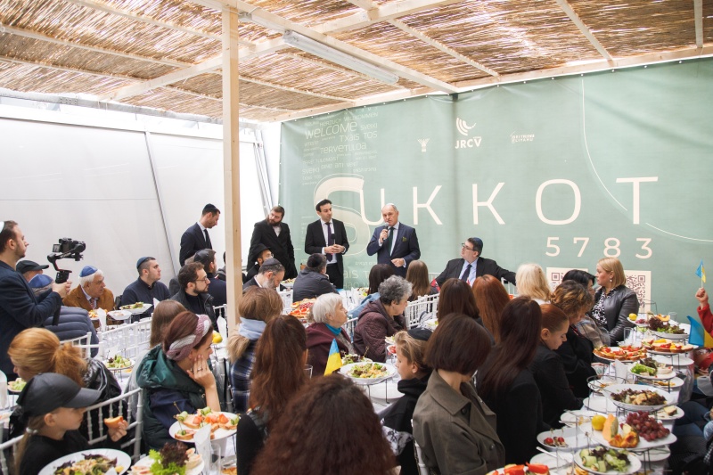 Von Rechts: Präsident der Israelitischen Kultusgemeinde Wien Oskar Deutsch, Nationalratspräsident Wolfgang Sobotka (ÖVP) (am Wort), Veranstaltungsteilnehmer:innen