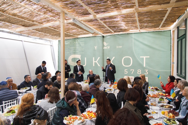 Von Rechts: Präsident der Israelitischen Kultusgemeinde Wien Oskar Deutsch (am Wort), Nationalratspräsident Wolfgang Sobotka (ÖVP), Rabbiner der JRCV Moshe Kolomoitsev, Veranstaltungsteilnehmer:innen