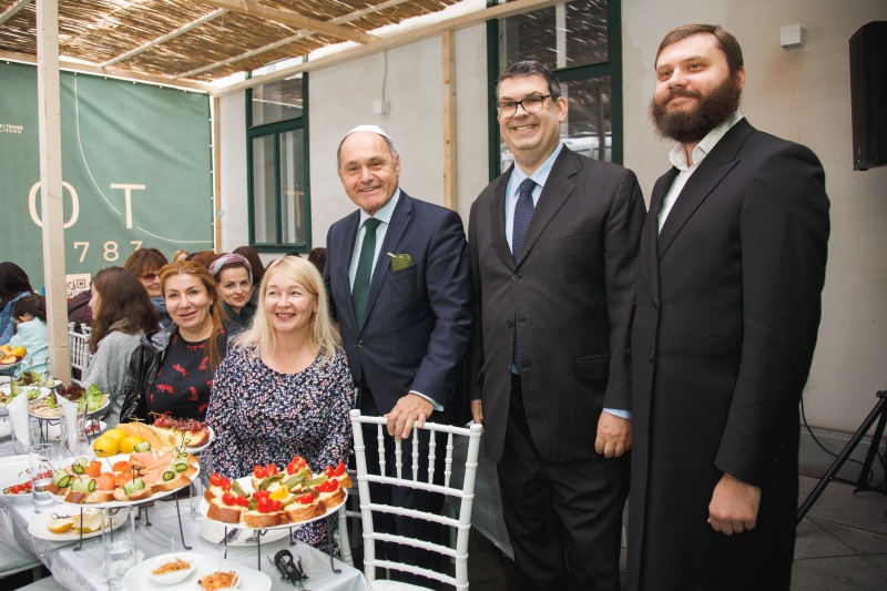 Von rechts: Rabbiner der JRCV Moshe Kolomoitsev, Präsident der Israelitischen Kultusgemeinde Wien Oskar Deutsch, Nationalratspräsident Wolfgang Sobotka (ÖVP), Veranstaltungsteilnehmer:innen
