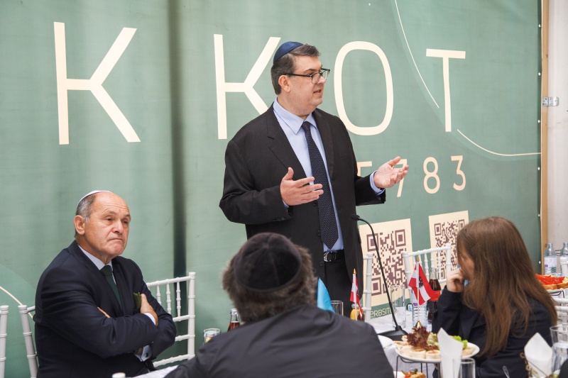 Von links: Nationalratspräsident Wolfgang Sobotka (ÖVP), Präsident der Israelitischen Kultusgemeinde Wien Oskar Deutsch (am Wort)